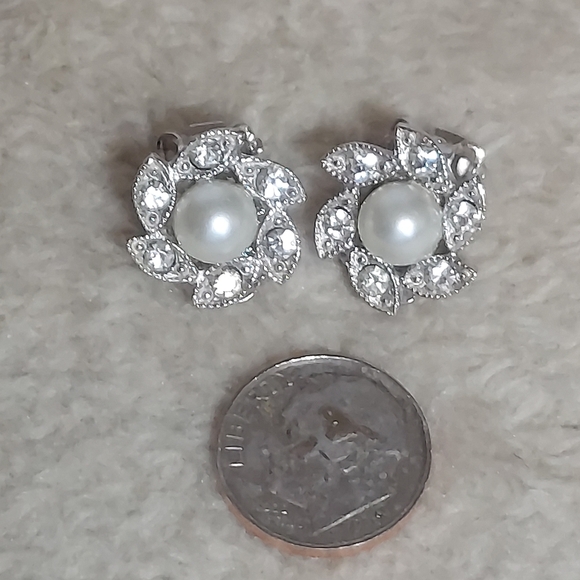 Vintage Eisenberg Ice Pearl Rhinestone Flower in Silver Stunning Clip On Earring - Picture 7 of 14